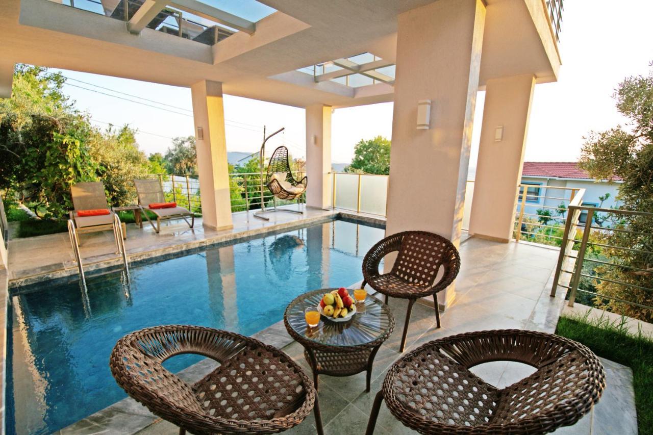 Villa With A Private Heated Pool, Jacuzzi, Overlooking Spectacular Views Of The Sea *