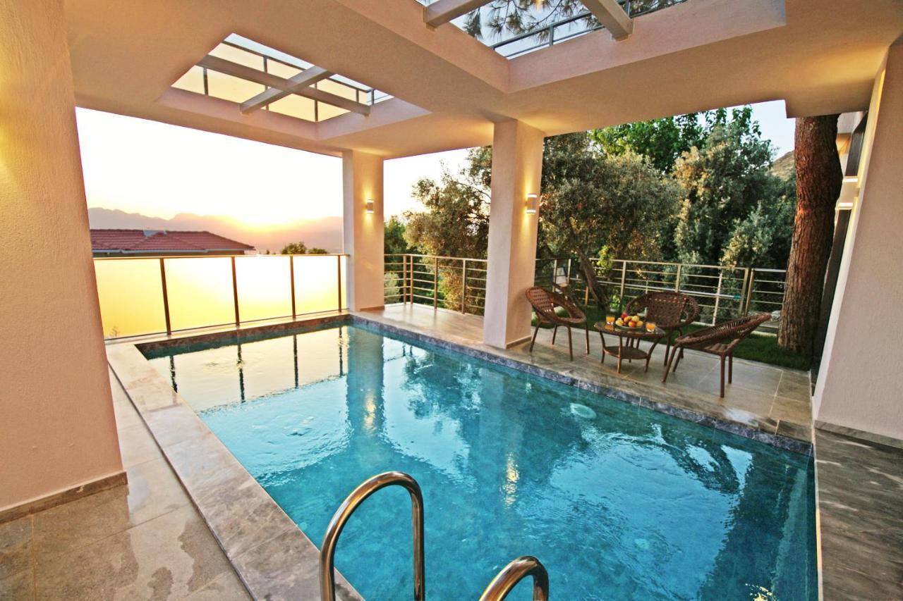 With A Private Heated Pool, Jacuzzi, Overlooking Spectacular Views Of The Sea Vilă