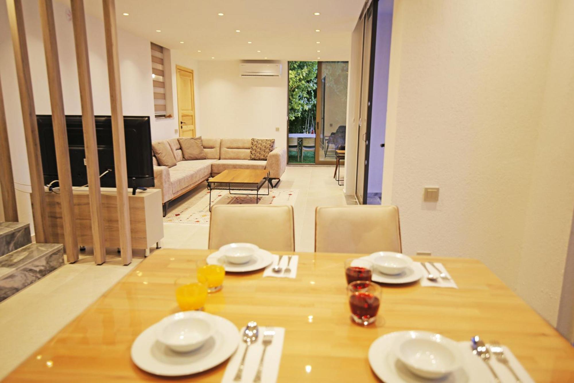 Villa With A Private Heated Pool, Jacuzzi, Overlooking Spectacular Views Of The Sea *