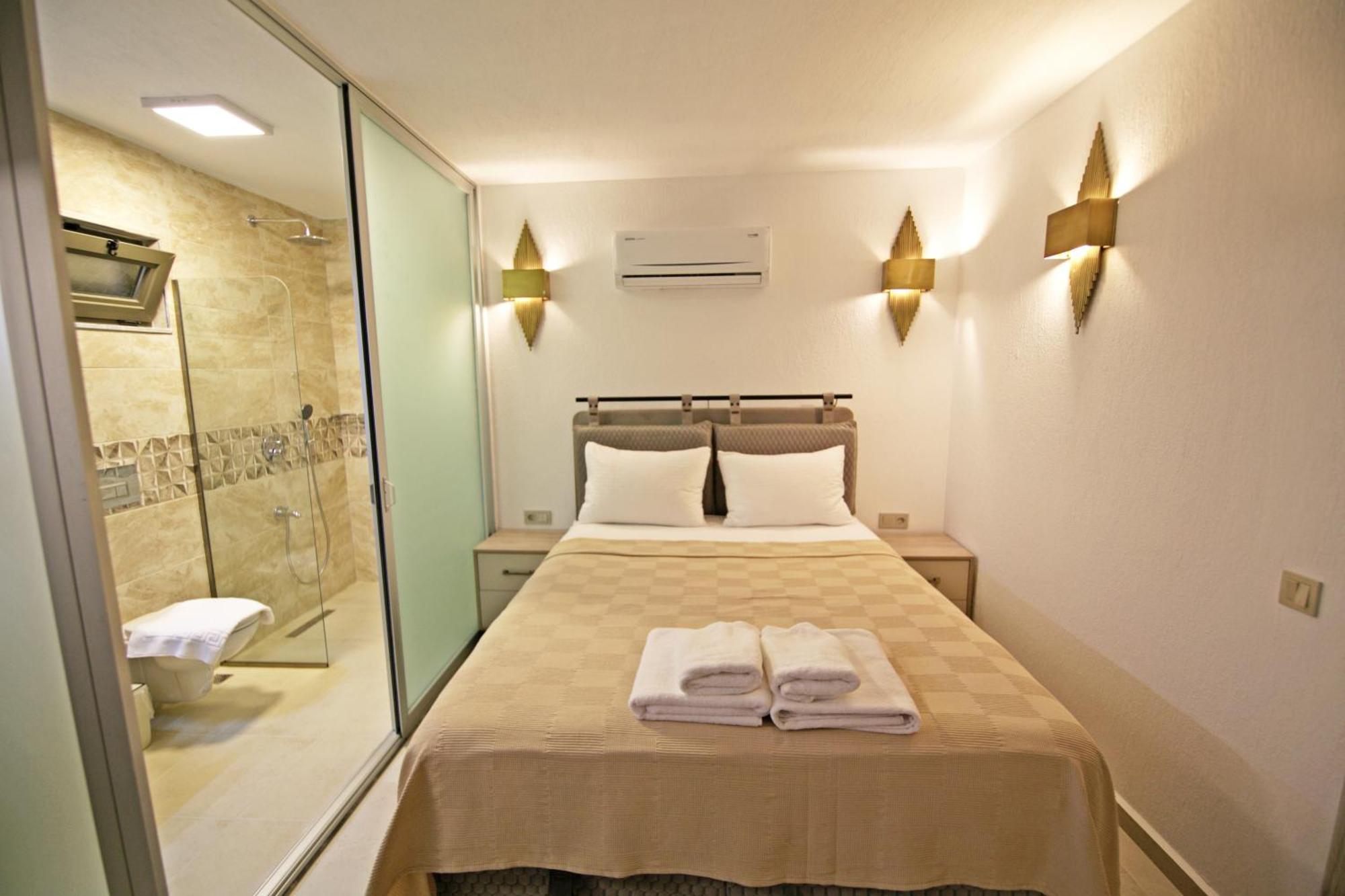 Villa With A Private Heated Pool, Jacuzzi, Overlooking Spectacular Views Of The Sea *